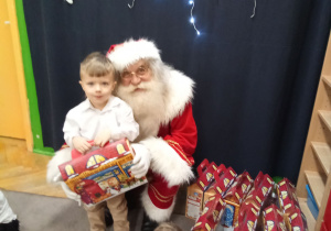 Zdjęcie chłopca z Mikołajem