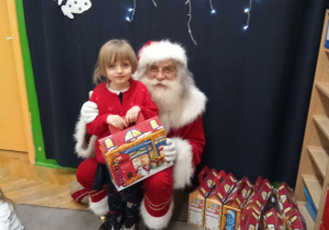 Zdjęcie dziewczynki z Mikołajem