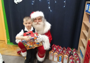 Zdjęcie chłopca z Mikołajem