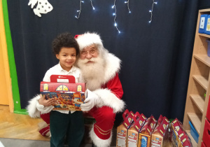 Zdjęcie chłopca z Mikołajem