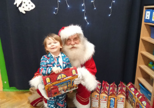 Zdjęcie chłopca z Mikołajem