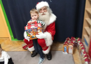 Zdjęcie chłopca z Mikołajem