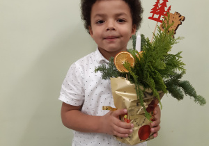 Chłopiec prezentuje przygotowany stroik