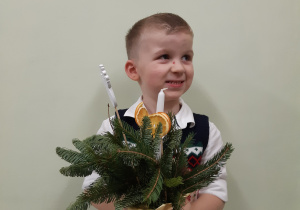 Chłopiec prezentuje przygotowany stroik