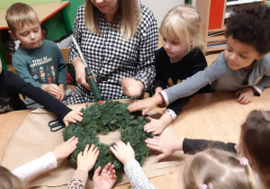 Wspólne przygotowywanie wieńca świątecznego