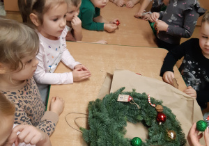Wspólne przygotowywanie wieńca świątecznego
