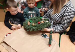 Wspólne przygotowywanie wieńca świątecznego