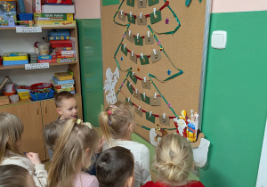 Dzieci zapoznają się z kalendarzem adwentowym
