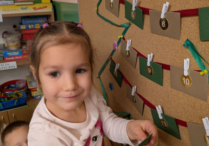 Dzieci odkrywają zadania z kalendarza adwentowego