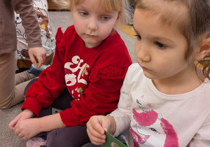 Dzieci odkrywają zadania z kalendarza adwentowego