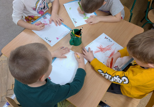 Dzieci wykonują list do Mikołaja