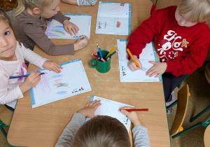 Dzieci wykonują list do Mikołaja