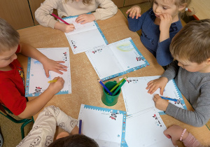 Dzieci wykonują list do Mikołaja