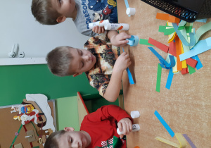 Dzieci wykonują łańcuchy z papieru