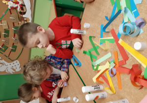 Dzieci wykonują łańcuchy z papieru