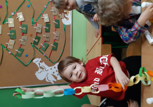 Chłopiec prezentuje łańcuch z papieru