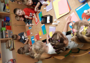 Dzieci wykonują kartki świąteczne