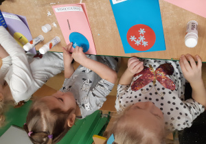 Dzieci wykonują kartki świąteczne