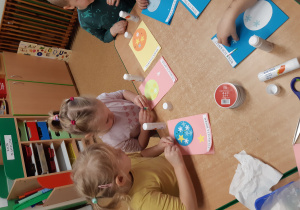 Dzieci wykonują kartki świąteczne