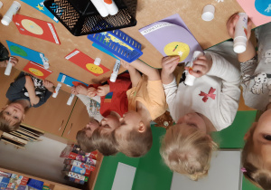 Dzieci wykonują kartki świąteczne