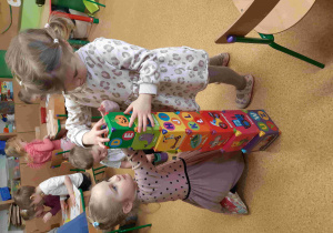 Dzieci budują wieżę z klocków