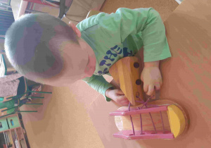 Chłopiec bawi się drewnianą zabawką