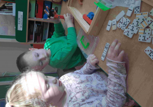 Dzieci układają domino