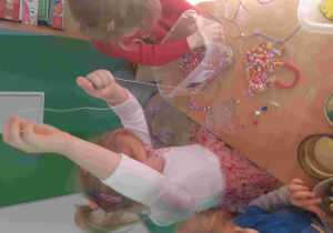 Dziewczynki nawlekają koraliki