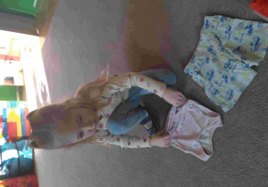 Dziewczynka składa ubrania