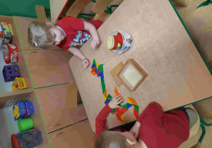 Dzieci układają drewnianą mozaikę