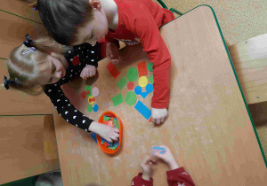 Dzieci budują nowe kompozycje z figur