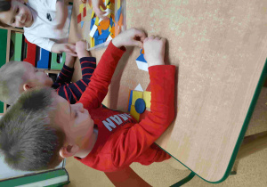 Dzieci budują nowe kompozycje z figur