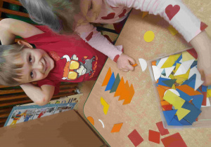 Dzieci budują nowe kompozycje z figur