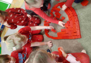 Zabawa klockami - walentynkowe serce