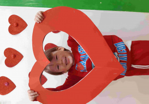 Zdjęcie chłopca z sercem