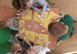 Dzieci przygotowują maski karnawałowe