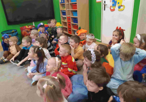 Dzieci oglądają występ muzyków