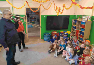 Dzieci oglądają występ muzyków