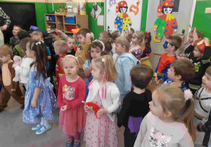 Dzieci oglądają występ muzyków