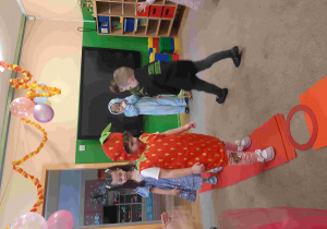 Dzieci prezentują stroje karnawałowe