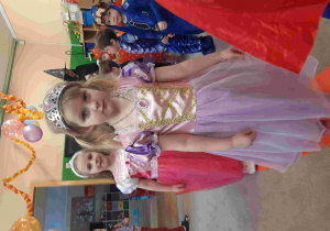 Dzieci prezentują stroje karnawałowe